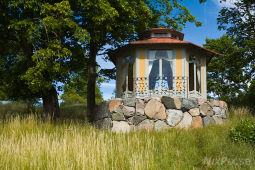Lusthus med stengrund i olikfärgad granit