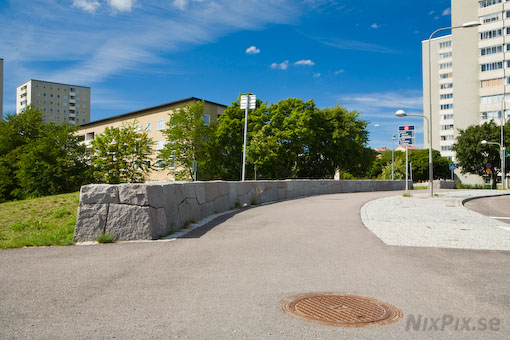 Låg stenmur i Årsta söder om Stockholm